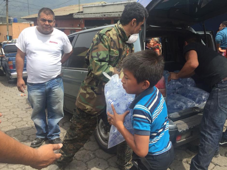 Los guatemaltecos demostraron su unidad ante la tragedia. (Foto: Fredy Hernández/Soy502)