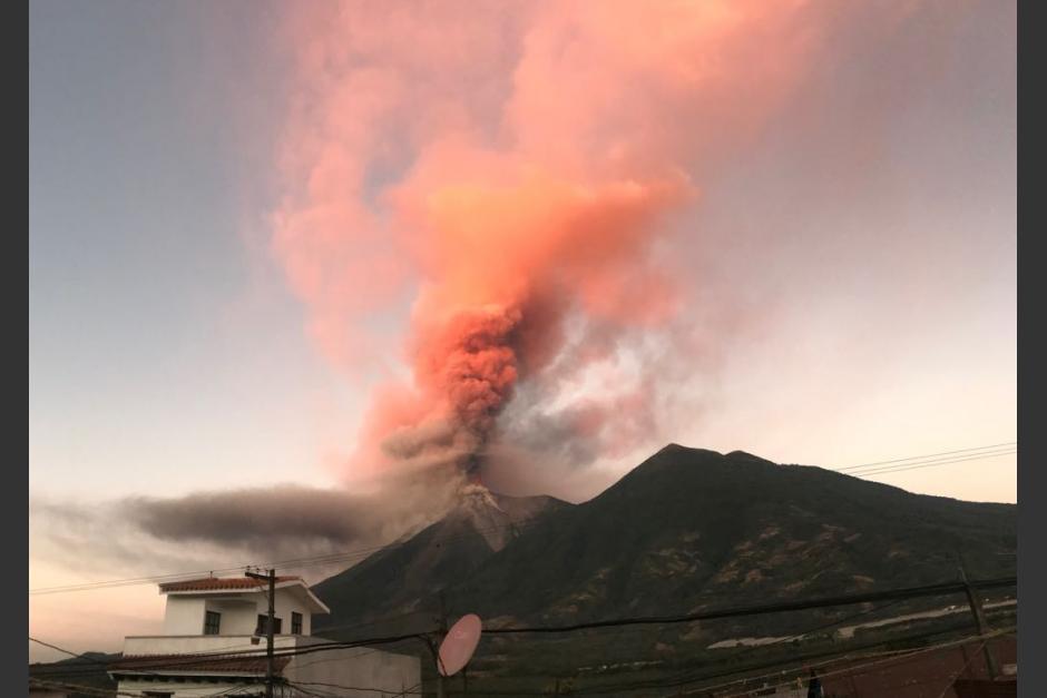 Mientras el volcán de Fuego continúa en erupción, diputados incluyen en la agenda la ley de aceptación de cargos. (Foto: Conred)