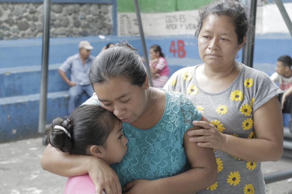 La superviviente pudo salvar la vida de sus hijos pero su papa quedó en la casa que quedó arrasada. (Foto: Alejandro Balán/Soy502)