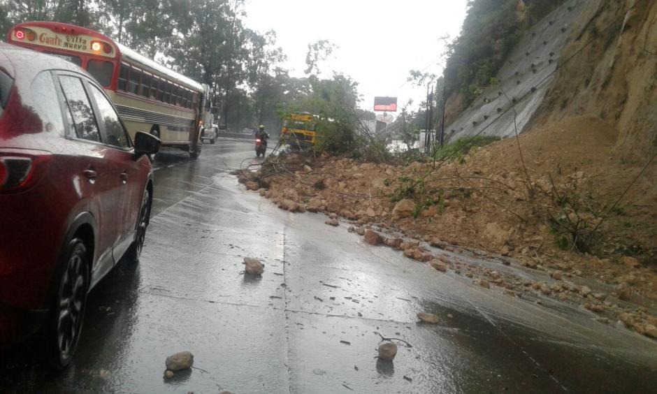 La PMT de Villa Nueva reporta un derrumbe en la cuesta de Villa Lobos y en el kilómetro 14 de la ruta al Pacífico. (Foto: Dalia Santos)