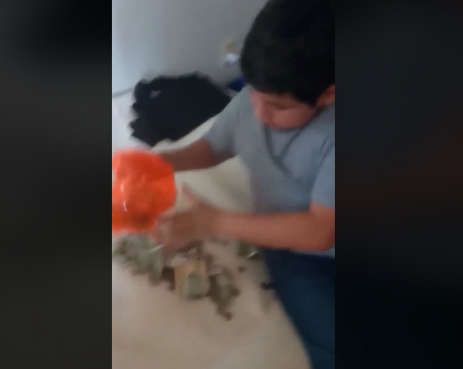 El emotivo video de dos niños que sacaron los ahorros de sus alcancías para enviarlo a los damnificados por la erupción del volcán. (Foto: Captura de video)