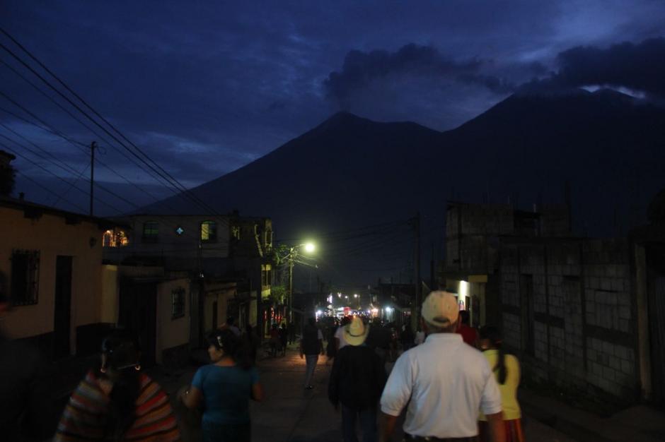 Aún humeante, el volcán de Fuego observa los cortejos fúnebres en San Juan Alotenango. (Foto: Fredy Hernández/Soy502)