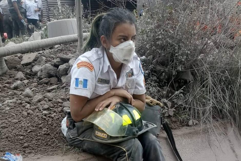 La bombera Urízar se muestra exhausta ante las labores de rescate. (Foto: captura de Twitter)&nbsp;