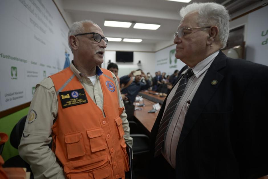 Los titulares de la Conred, Sergio Cabañas, y del Insivumeh, Eddy Sánchez, acudieron a una citación de algunos diputados. (Foto: Wilder López/Soy502)