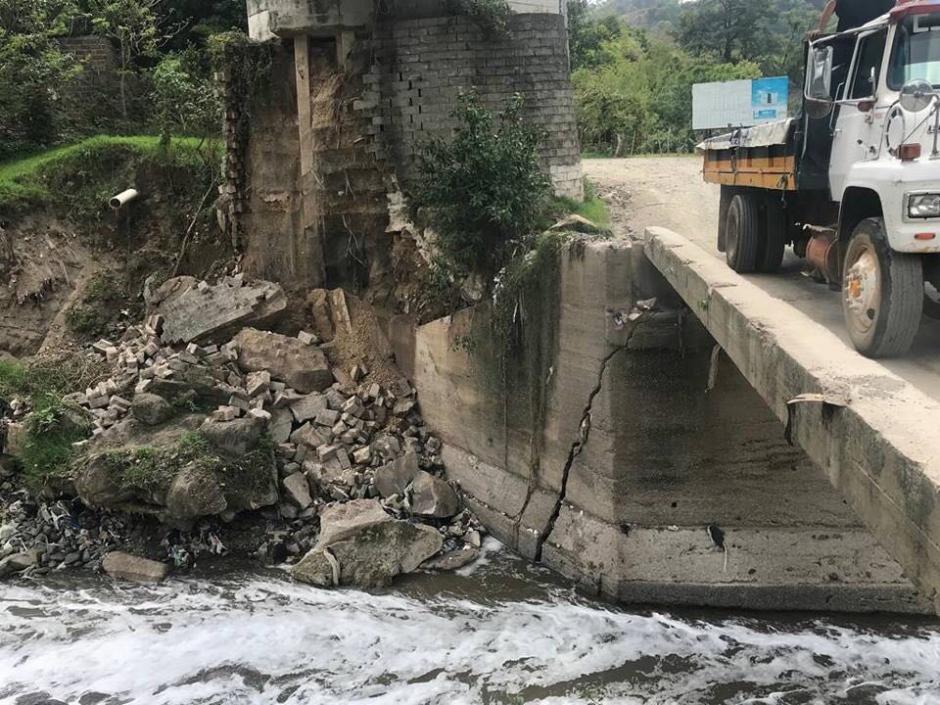 En la imagen se observa cómo la base del puente se rajó. (Foto: cortesía Cocode de Santa Cruz Chinautla)&nbsp;&nbsp;