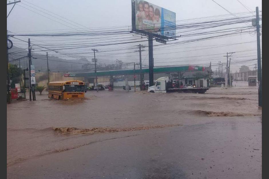 Las fuertes lluvias provocaron el colapso del bulevar El Naranjo, en Mixco. (Foto:&nbsp;@tavis07)