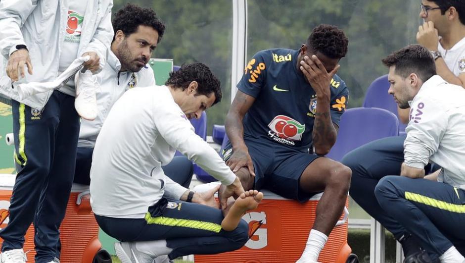 Casemiro lesiona a Fred en el entrenamiento de Brasil. (Foto: AFP)