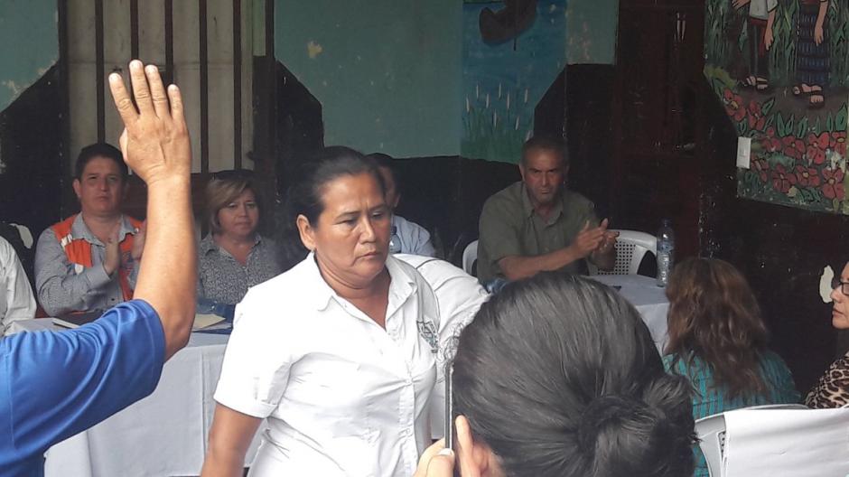 Una maestra de la aldea El Rodeo hizo fuertes reclamos a las autoridades de educación y al presidente Jimmy Morales. (Foto: Roberto Caubilla/Soy502)