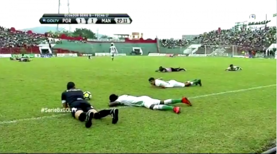 Jugadores y árbitros en el suelo mientras pasa el peligro. (Foto: Captura de pantalla)