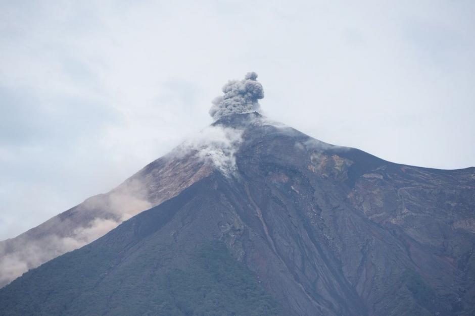 El Insivumeh alerta sobre el descenso del lahar más fuerte del año debido a los materiales que se encuentran en el volcán por la erupción. (Foto: @ConredGuatemala)
