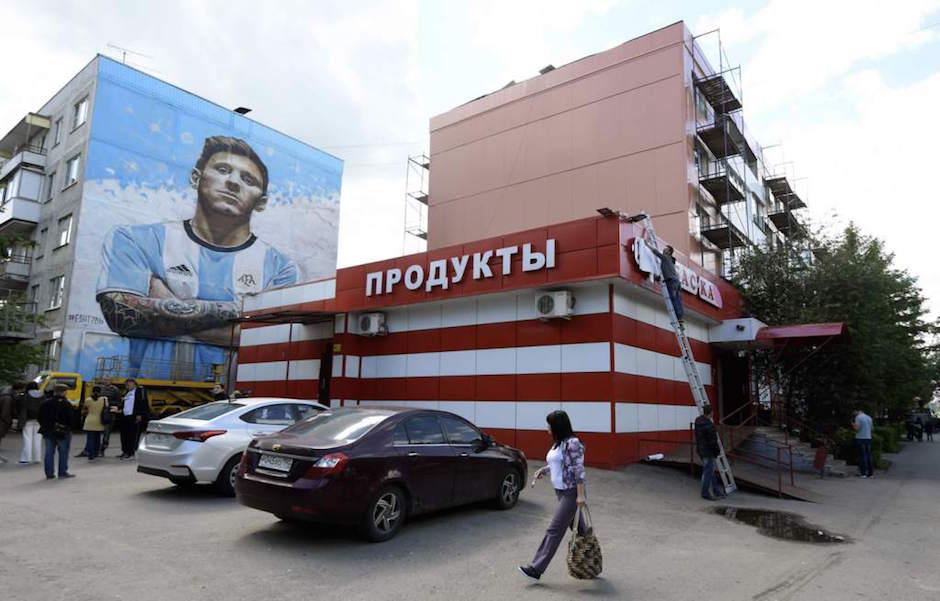 Con un inmenso mural han recibido a Messi en Bronnitsy, Rusia. (Foto: AFP)