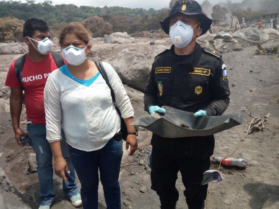 Elementos de la PNC localizaron restos de las víctimas tras la tragedia en el volcán de Fuego. (Foto: PNC)