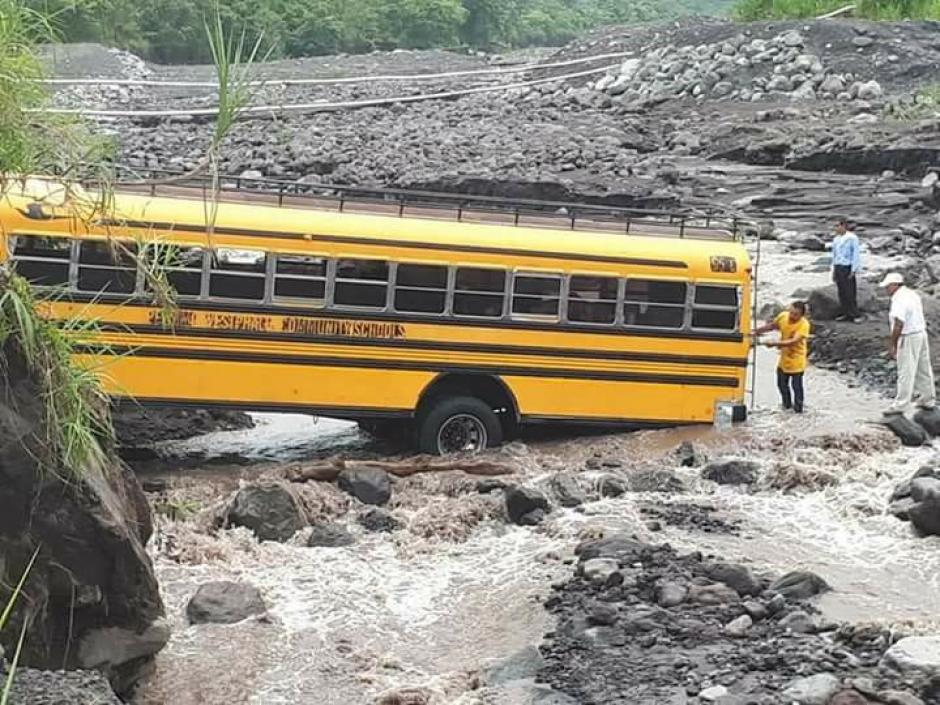Un autobús quedó varado en medio del río Cenizas en Siquinalá, Escuintla. (Foto: Facebook/Noti San José VN)