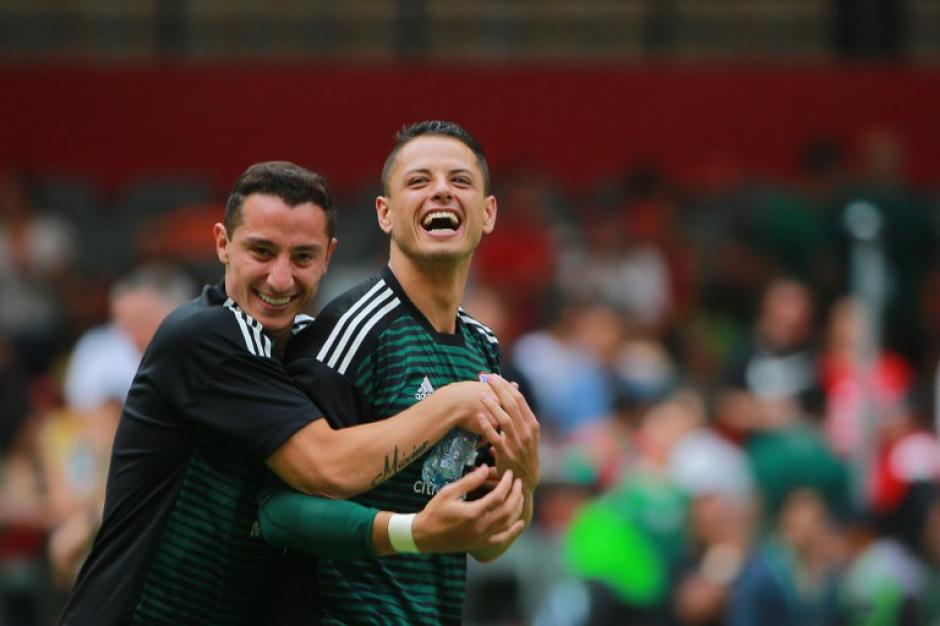 Javier "el Chicharito" Hernández luce feliz antes del partido ante Escocia en el estadio Azteca. (Foto: AFP)