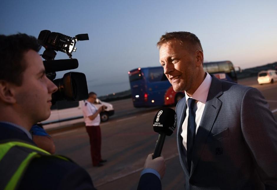 Heimir Hallgrimsson, técnico de Islandia, atiende a los medios al llegar a Rusia. (Foto: AFP)