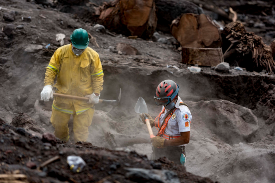 El Inacif informó que cinco cadáveres más fueron identificados, tras la tragedia provocada por el volcán de Fuego. (Foto: Conred)