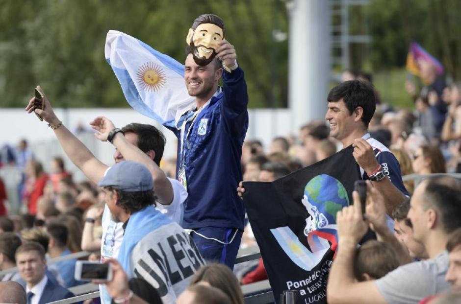 Los seguidores de Argentina estuvieron apoyando a los jugadores durante la primera sesión en tierras rusas. (Foto: AFP)