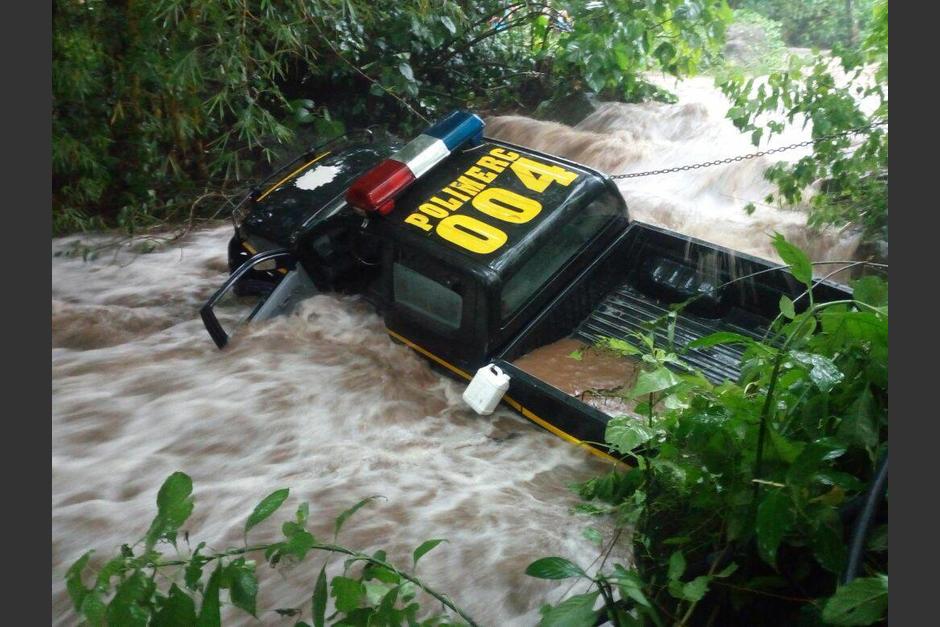 Una patrulla de la PNC fue arrastrada por un río en Escuintla y un agente de la PNC permanece desaparecido. (Foto: Facebook/Noti San José V.N.)