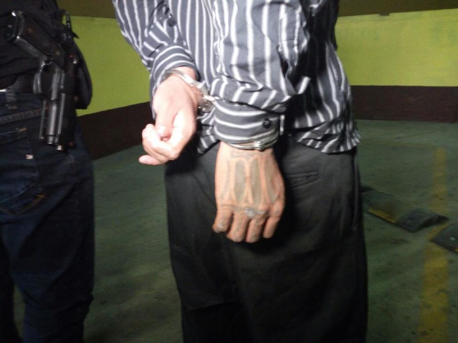 La PNC capturó a un hombre acusado de cometer ocho violaciones en las pasarelas de la zona 18. (Foto: PNC)