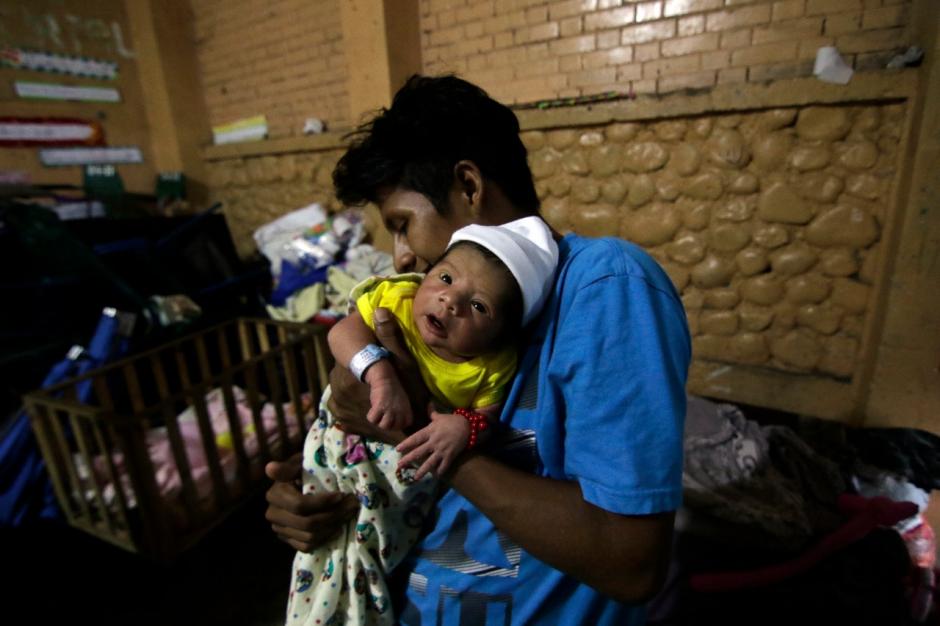 Brando Josué sostiene orgulloso a su bebé, quien nació el pasado martes en medio de la tragedia. (Foto: Alejandro Balán/Soy502)