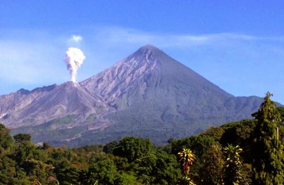 El Insivumeh alerta sobre el descenso de un lahar moderado del volcán Santiaguito, ubicado en Quetzaltenango. (Foto: @Stereo100Noticias)