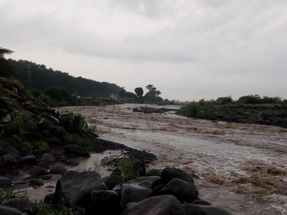 Varias comunidades quedan incomunicadas en Escuintla y Chimaltenango por el descenso del volcán. (Foto:&nbsp;@ConredGuatemala)