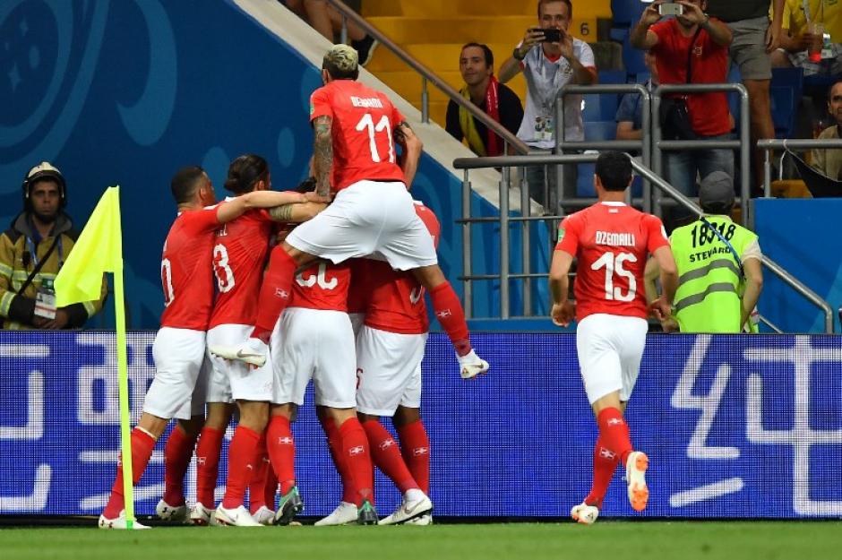 La celebración de los suizos después de empatarle a Brasil. (Foto: AFP)