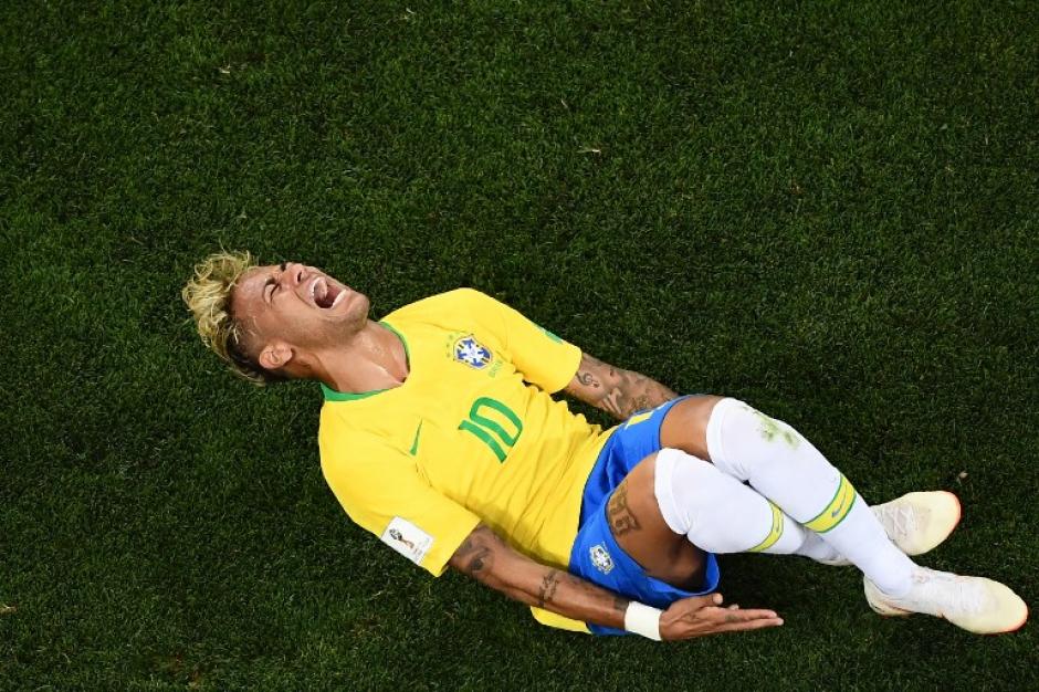 Neymar se quejó de la fuerza excesiva de los suizos. (Foto: AFP)