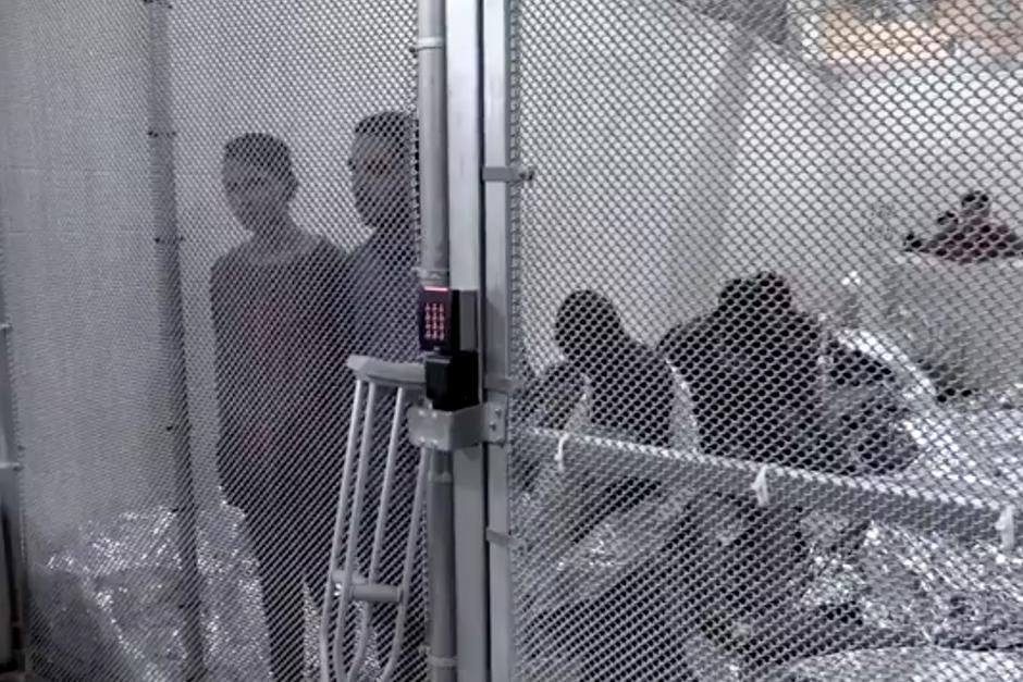Decenas de migrantes guardan prisión en el Centro de Detención de MacAllen, Texas. (Foto: captura de pantalla)
