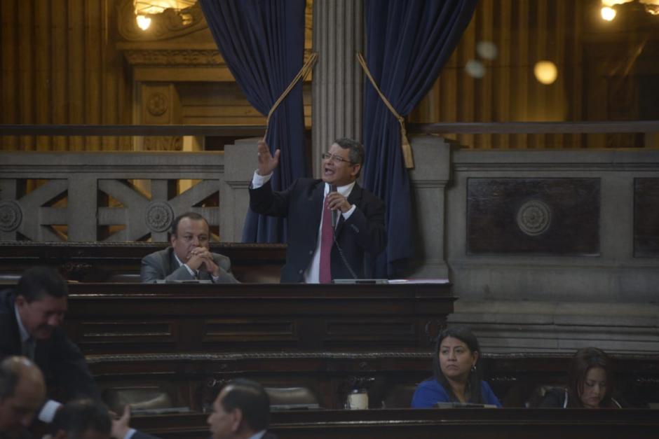 El diputado Marvin Orellana, de Alianza Ciudadana, armó un zafarrancho que terminó con la suspensión de la sesión extraordinaria. (Foto: Wilder López/Soy502)