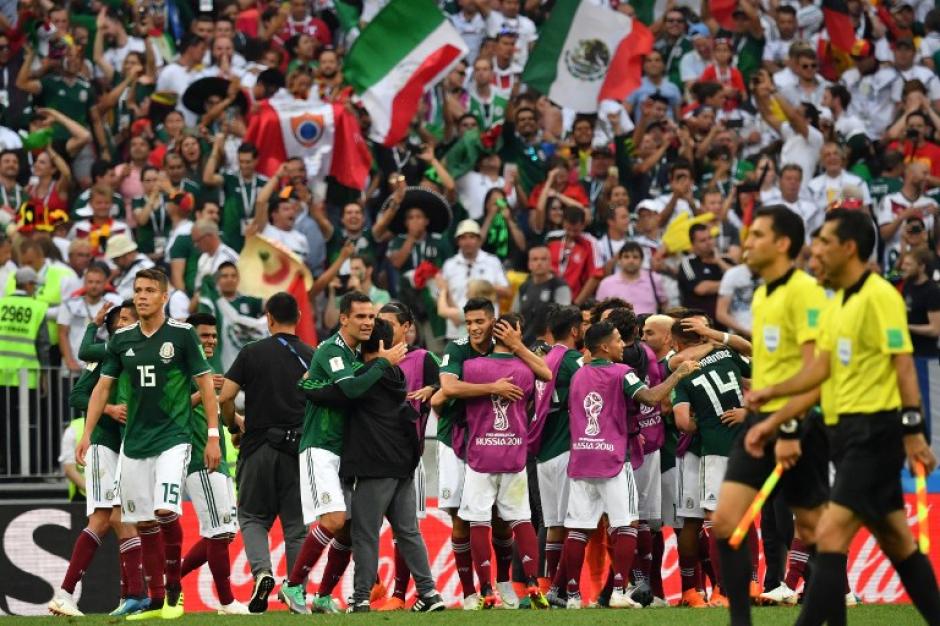 Al fondo la afición mexicana mientras el "Tri" festeja la victoria ante Alemania. (Foto: AFP)