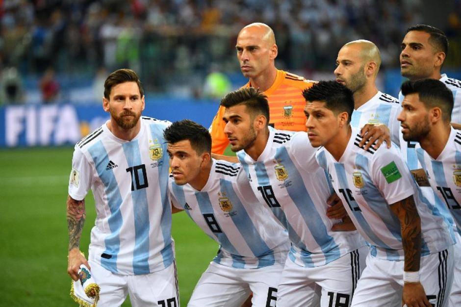 Lionel Messi lució preocupado cuando se cantó el himno de Argentina. (Foto: AFP)