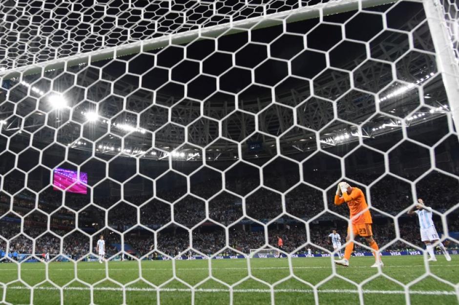 Willy Caballero permite el gol de Croacia. (Foto: AFP)