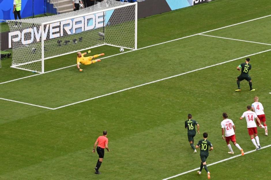 Así fue como&nbsp;Mile Jedinak marcó el gol del empate australiano. (Foto: AFP)
