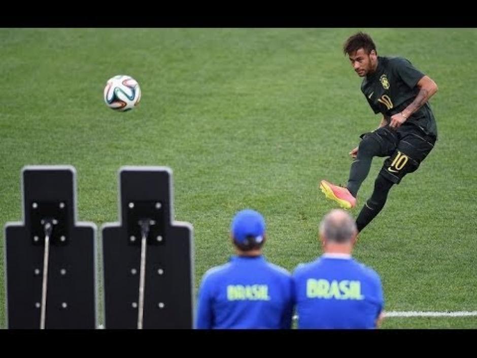 Neymar mostró la magia a la hora de cobrar los tiros libres. (Foto: archivo)