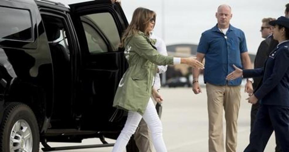 La polémica chaqueta que utilizó Melania Trump durante su sorpresiva visita a un albergue de niños inmigrantes en la frontera entre Estados Unidos y México. (Foto:&nbsp;www.viveusa.mx)