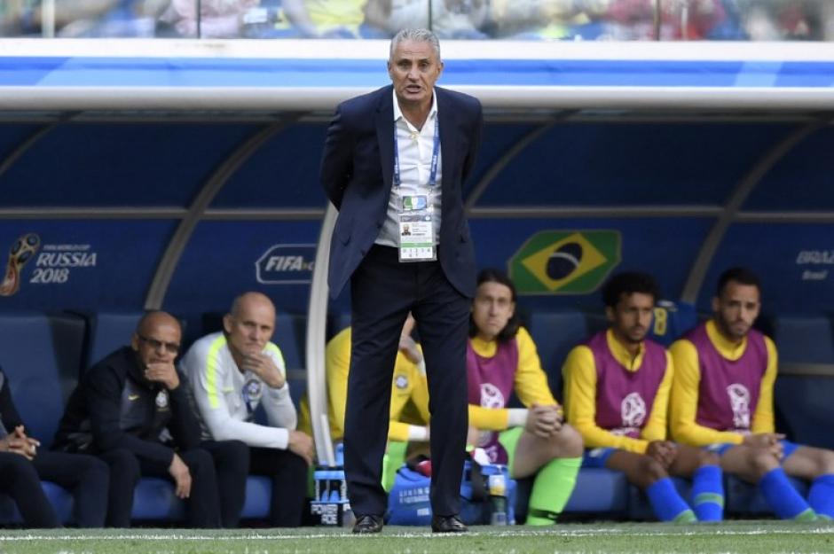 Fue tanta la emoción del técnico brasileño que terminó en el suelo. (Foto: captura de video)