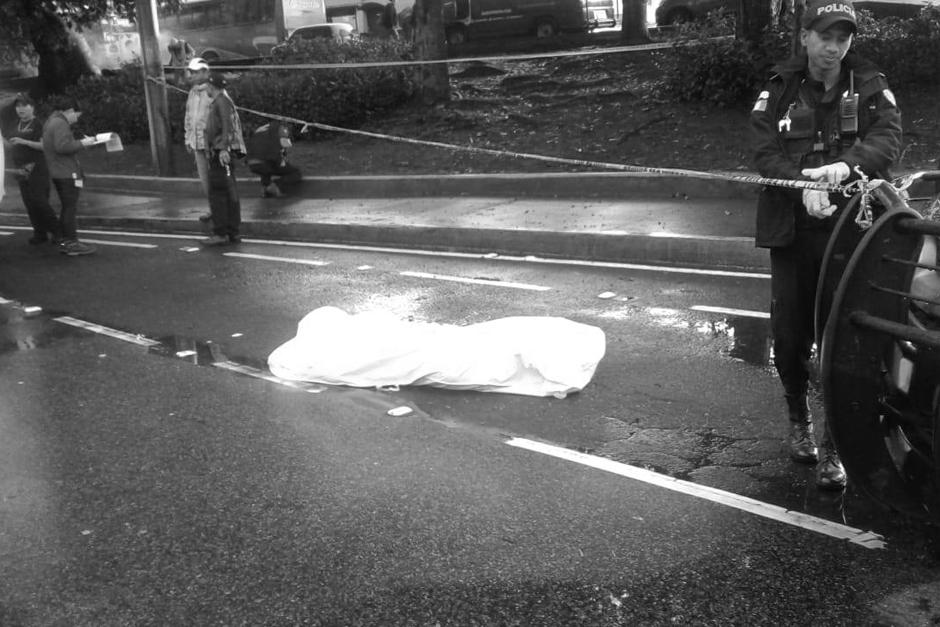El motorista fue encontrado con su casco y la moto estaba varios metros atrás. (Foto: Amílcar Montejo/PMT)&nbsp;