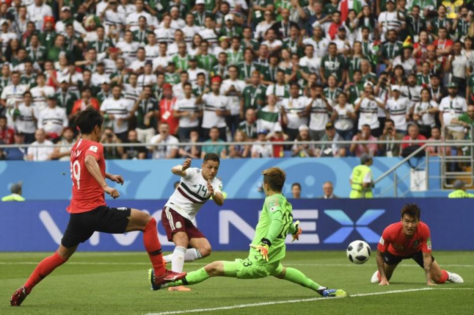 Javier Hernández anotó su primer gol del Mundial y aumentó la ventaja para México contra Corea del Sur. (Foto: AFP)