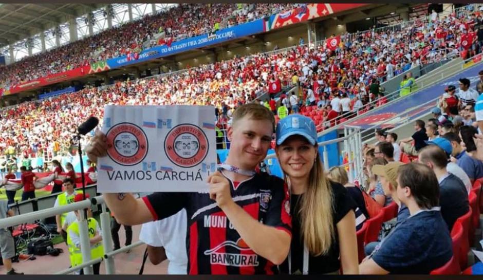 Andrey Byakin y su esposa posan con la camiseta del Deportivo Carchá en el estadio Luzhniki en Moscú. (Foto: Facebook)
