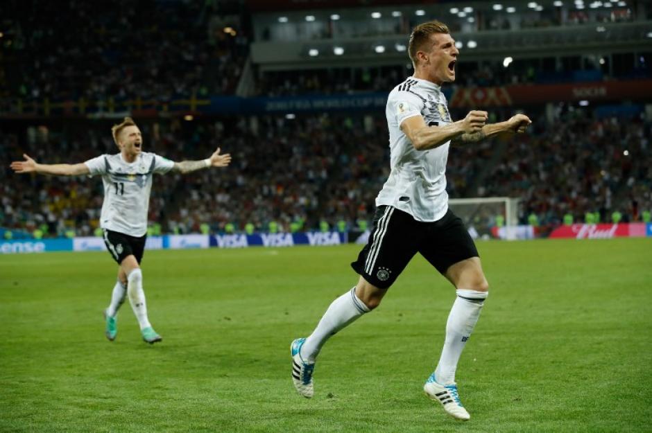 Toni Kroos anotó un golazo que le dio el triunfo a una desconocida Alemania que casi estuvo al borde de la eliminación. (Foto: AFP)