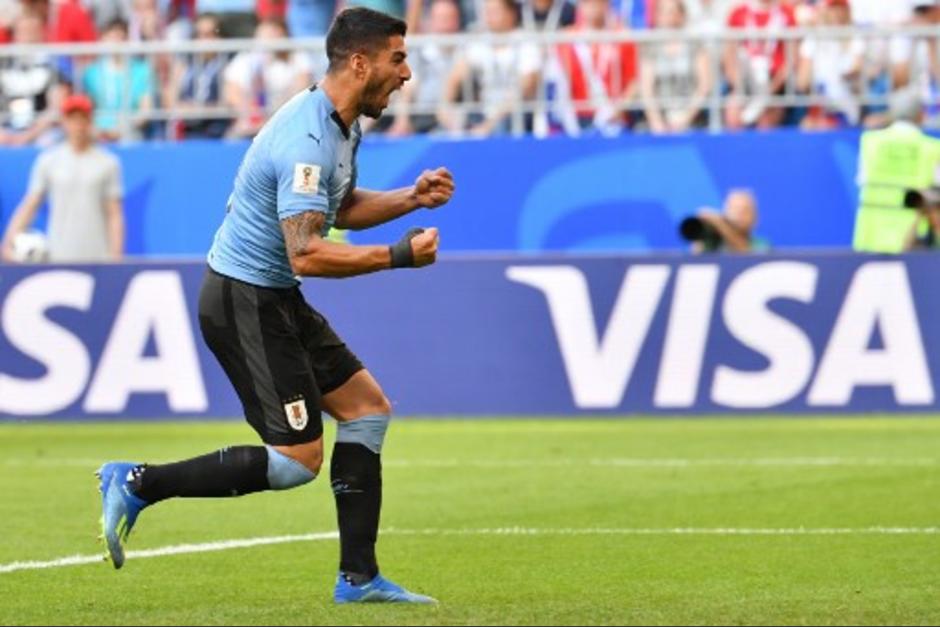 Así festejó Luis Suárez el gol que abrió el camino del triunfo de Uruguay. (Foto: AFP)