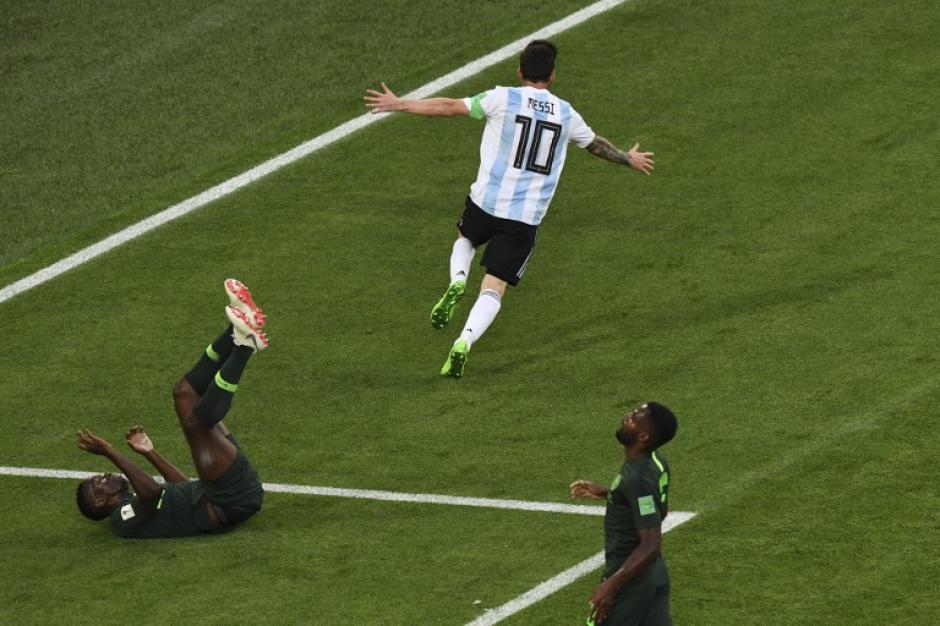 Momento en el que Lionel Messi disparó para el primer gol de Argentina. (Foto: AFP)