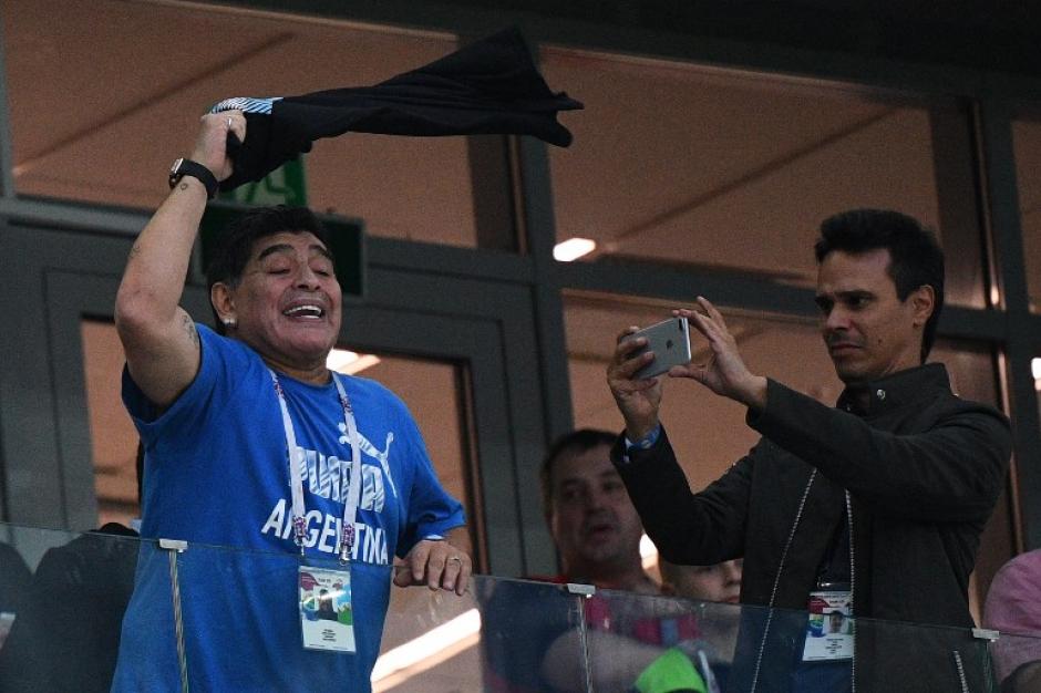 Diego Armando Maradona dio de qué hablar durante el juego entre Argentina y Nigeria. (Foto: AFP)&nbsp;