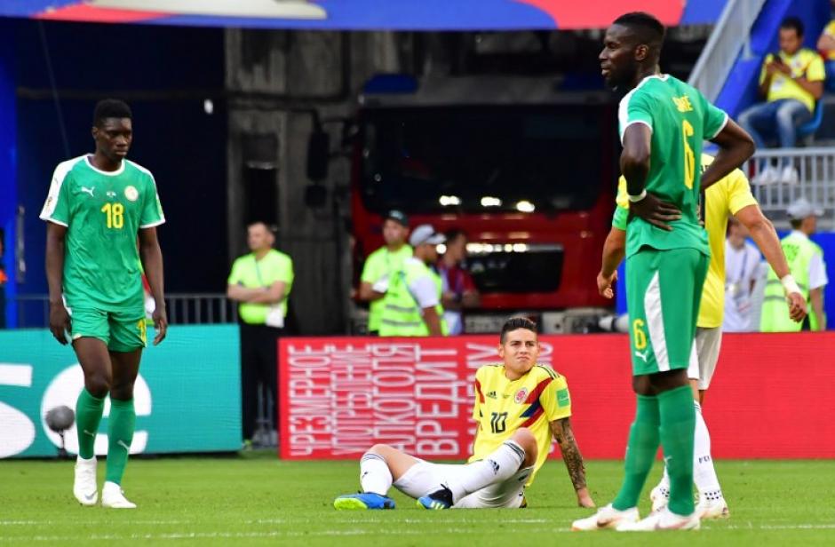 James Rodríguez salió lesionado a los 30 minutos del juego entre Colombia y Senegal. (Foto: AFP)