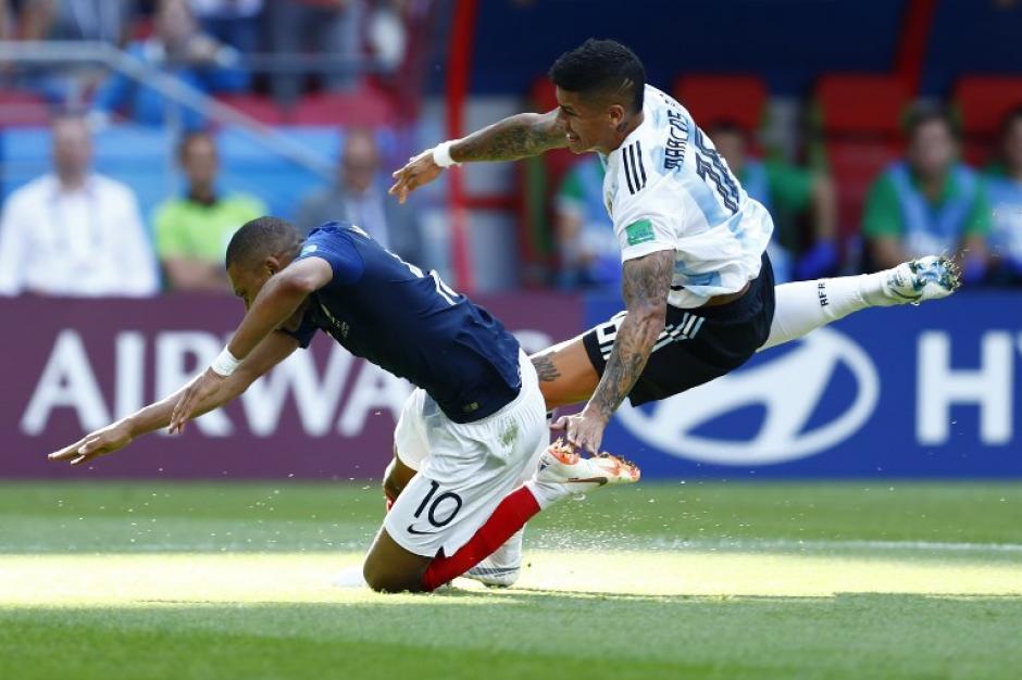 Marcos Rojo cometió falta sobre Kylian Mbappé. (Foto: AFP)&nbsp;