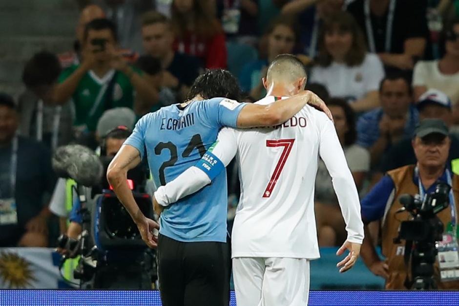 Gran gesto de Cristiano con el lesionado Cavani. (Foto: AFP)