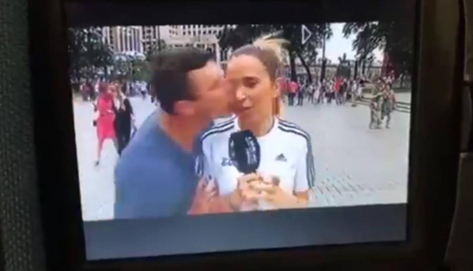 Una periodista fue acosada mientras hacía un reporte en una calle de Moscú, previo a los octavos de final del Mundial de Fútbol. (Foto: elpais.com)