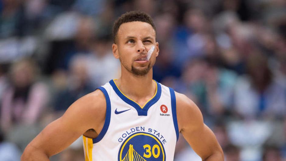 Stephen Curry causa un desastre al jugar golf en su habitación de hotel. (Foto: AFP)