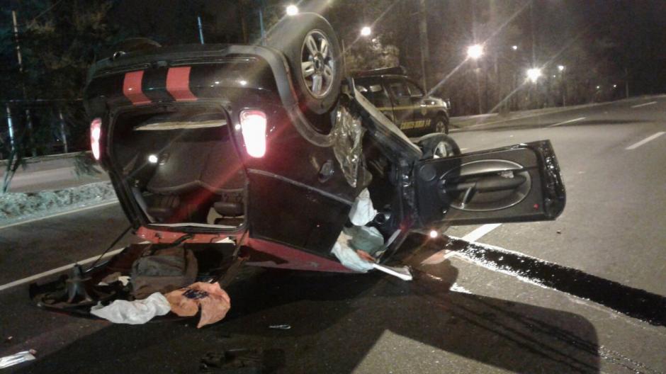 El carro quedó volcado en el Periférico con dirección a zona 1. (Foto: PNC)&nbsp;